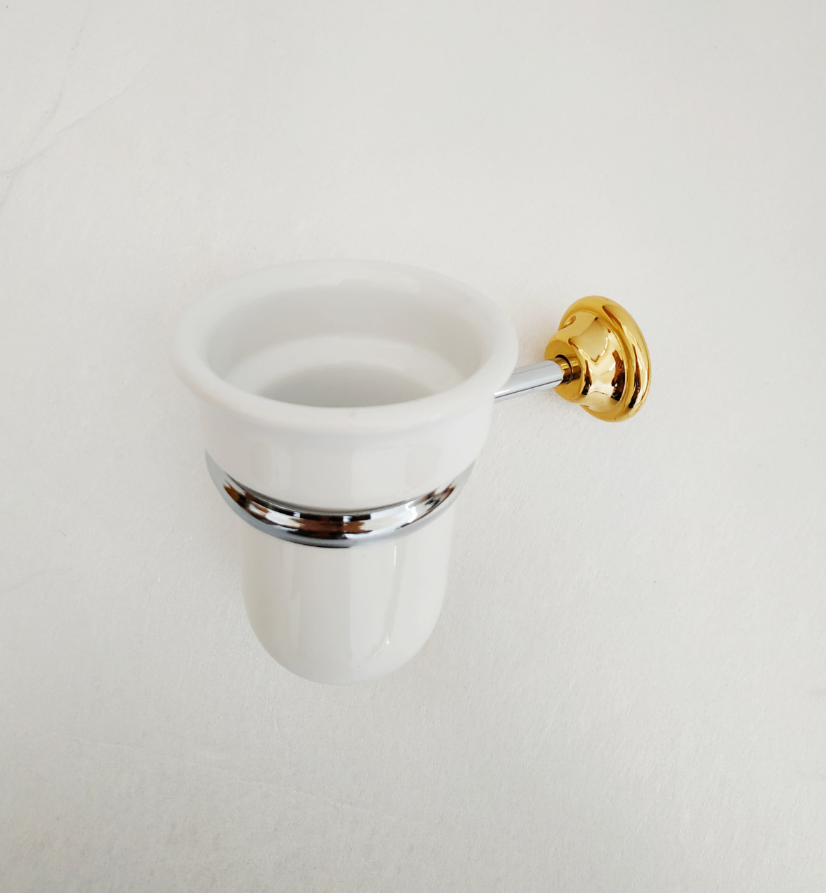Portabicchiere a muro in ottone cromo e oro e ceramica bianca