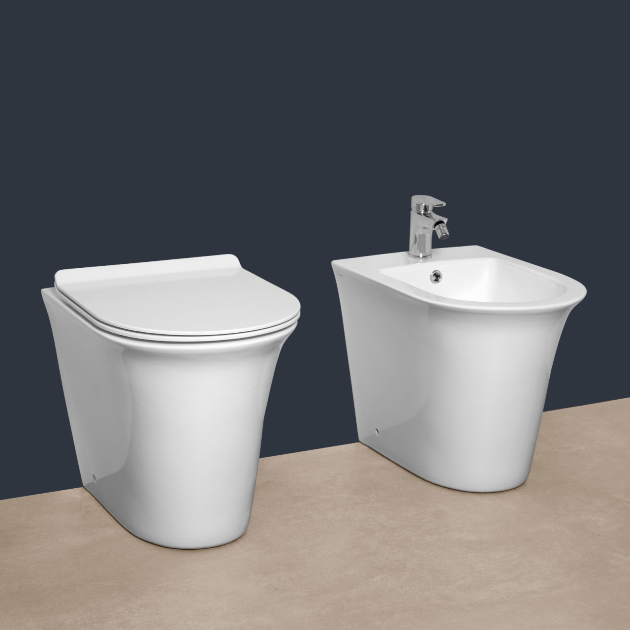 Sanitari filomuro senza brida con copriwc slim soft close sgancio rapido | derby