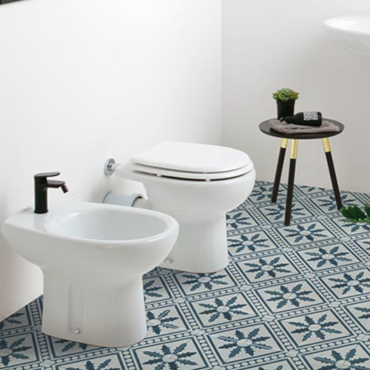 Sanitari tradizionali bianchi opera young scarico a parete in ceramica con coprivaso slim