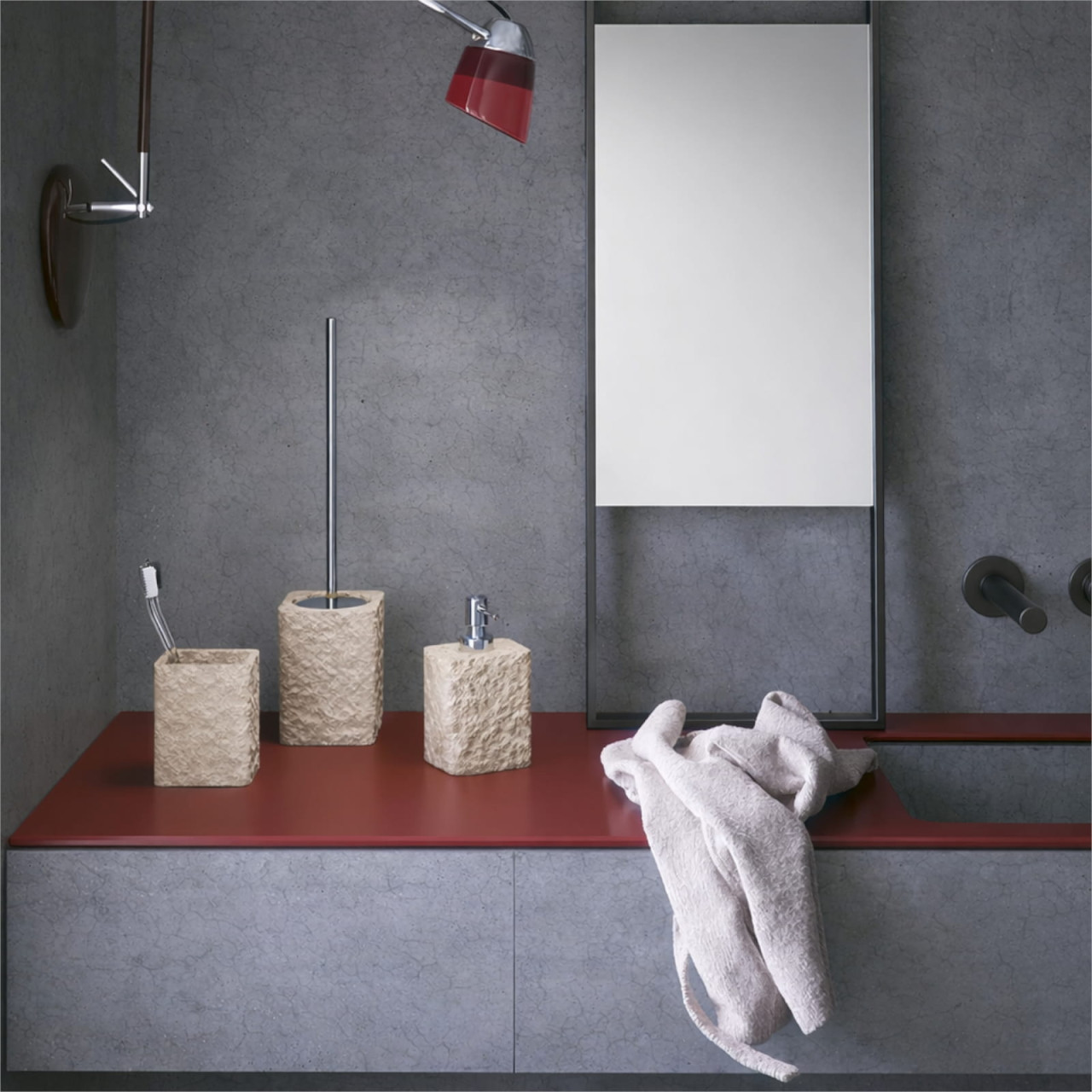 5843_20964_1_Gedy_Aries_set_accessori_bagno_3_pezzi_in_resina_effetto_pietra_beige_con_dispenser_portaspazzolini_e_portascopino