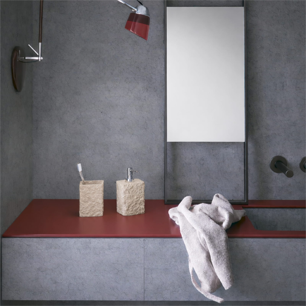 5842_20958_1_Gedy_Aries_set_2_accessori_bagno_In_resina_effetto_pietra_beige_con_dispenser_e_portaspazzolini