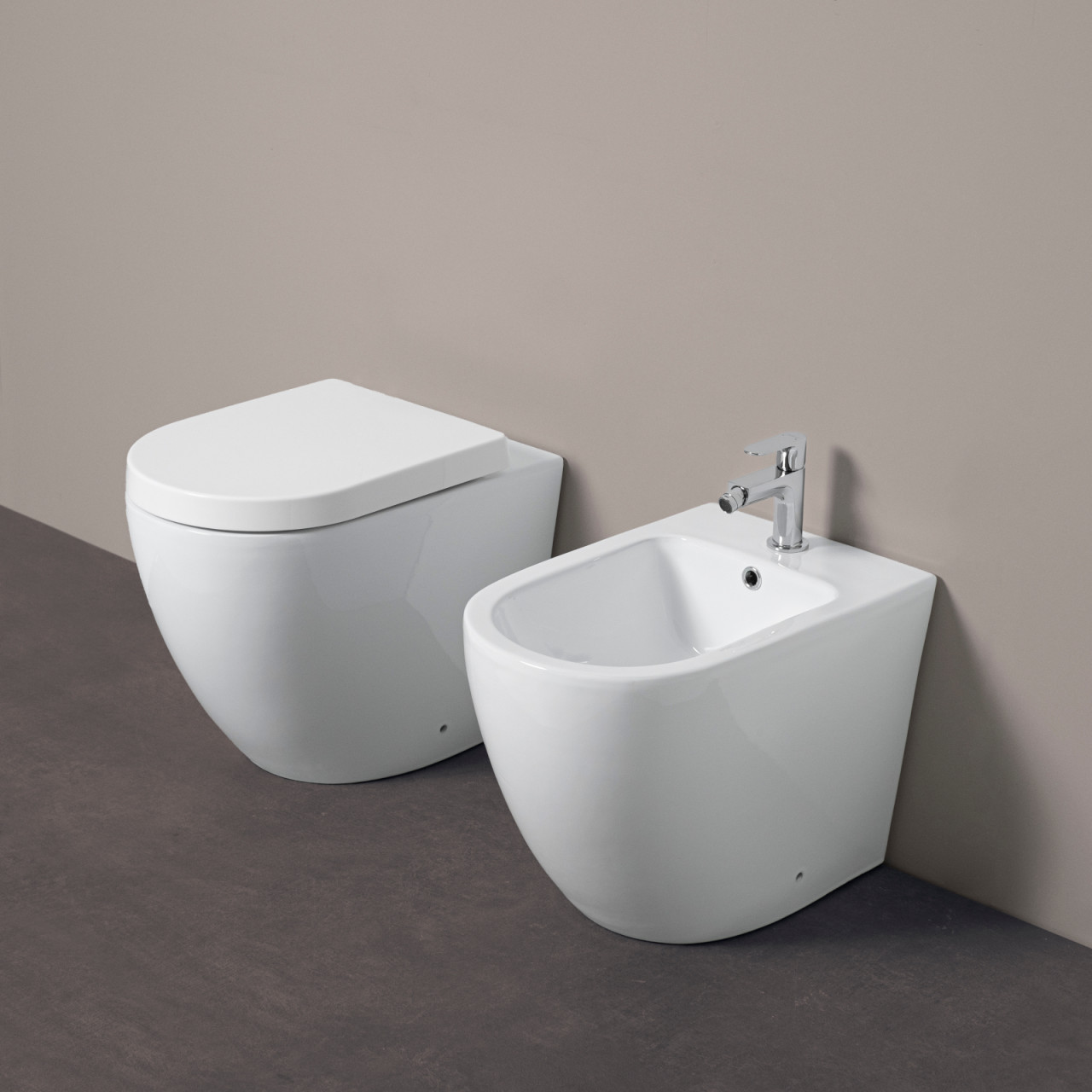 Sanitari a terra filo parete in ceramica bianca squadrati wc rimless sedile  softclose